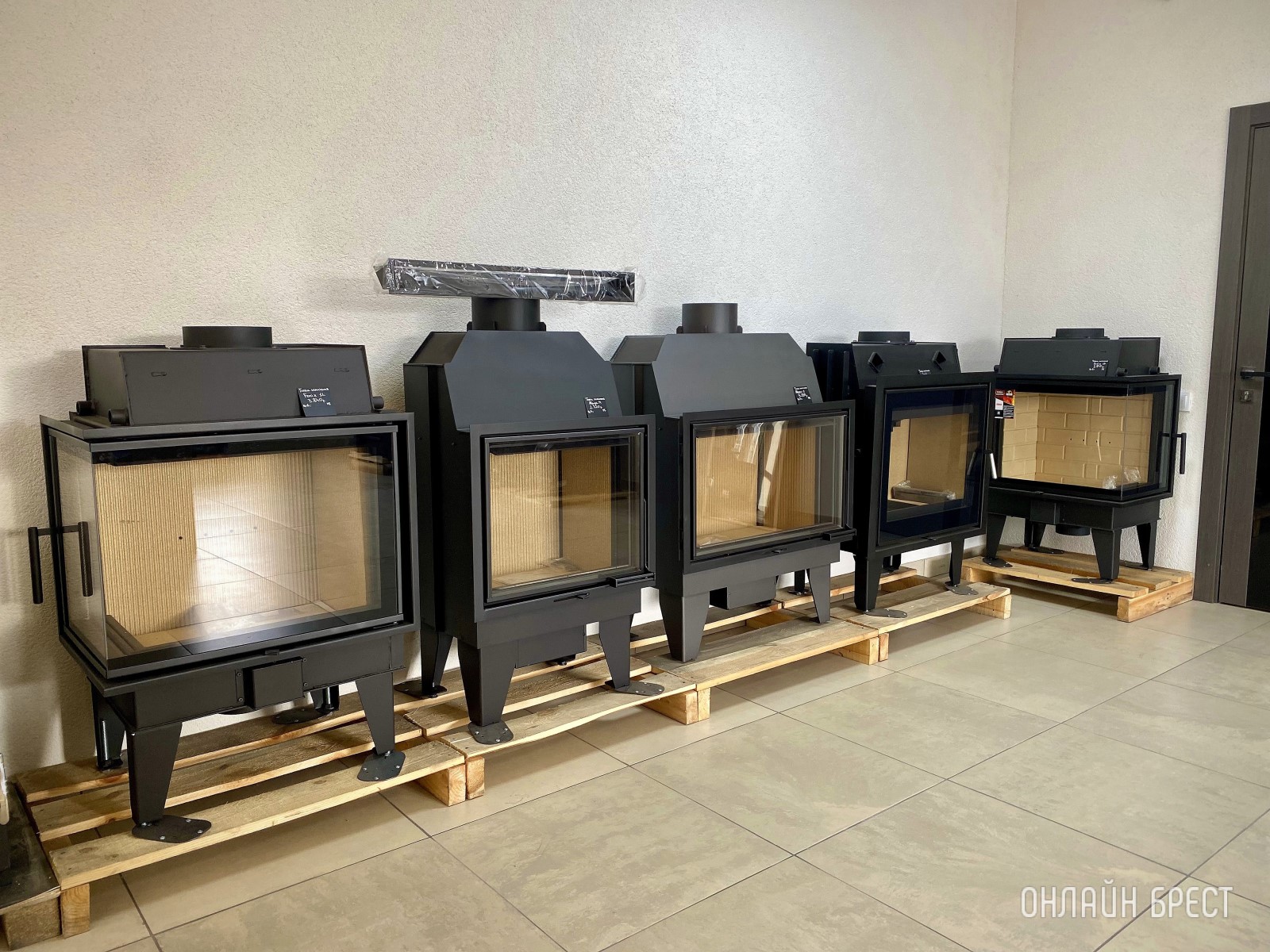 Семья из Бреста создала уютное пространство: большой магазин каминов и печей в их собственном доме!