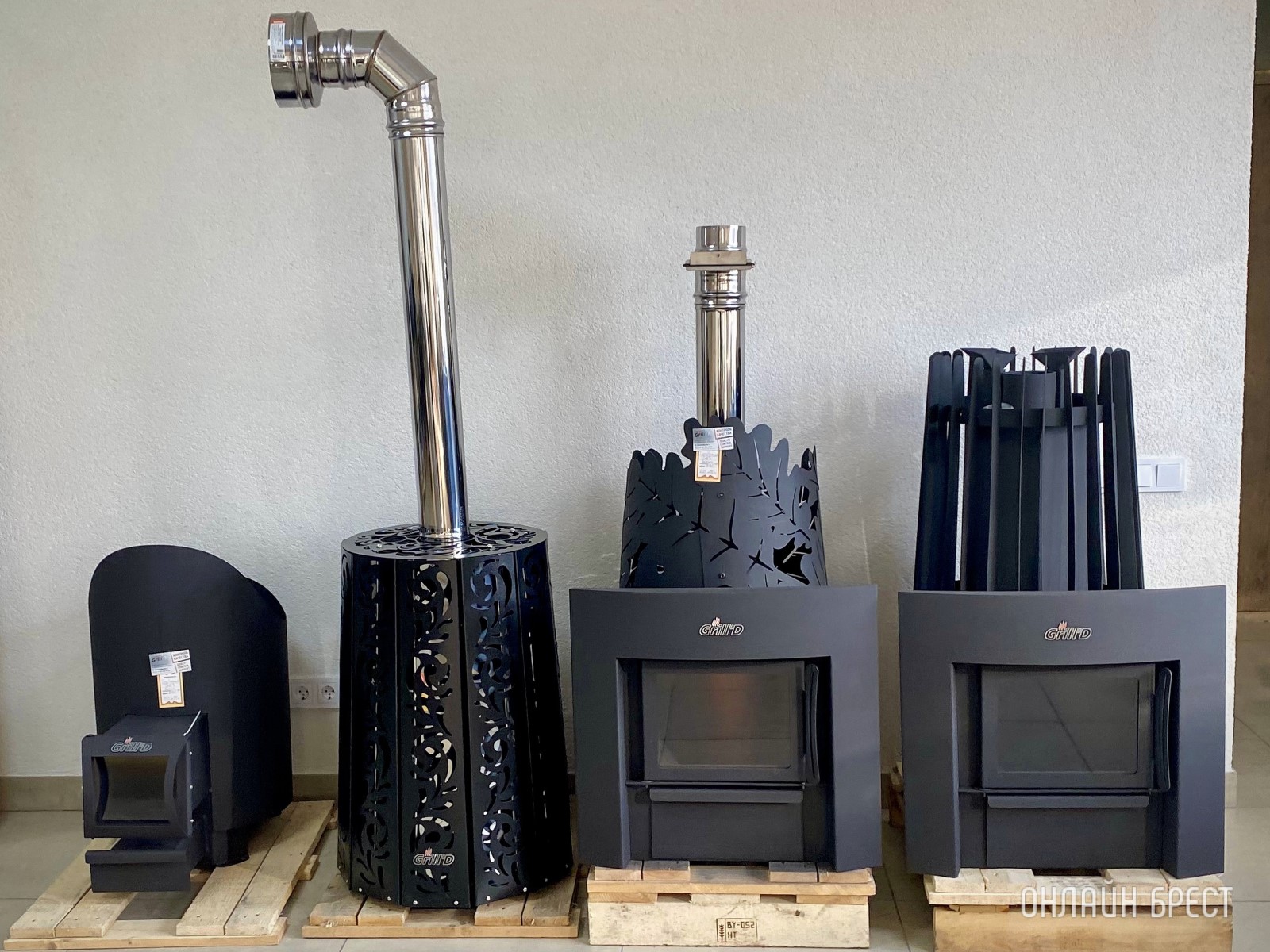 Семья из Бреста создала уютное пространство: большой магазин каминов и печей в их собственном доме!