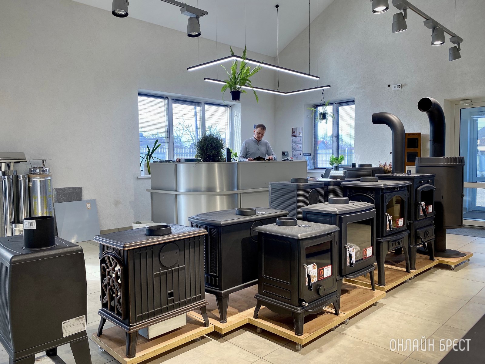 Семья из Бреста создала уютное пространство: большой магазин каминов и печей в их собственном доме!