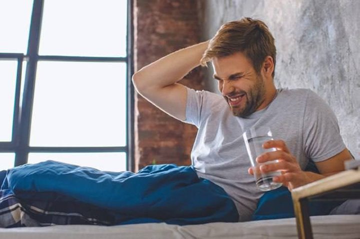 Нарколог развенчал популярный миф о борьбе с похмельем