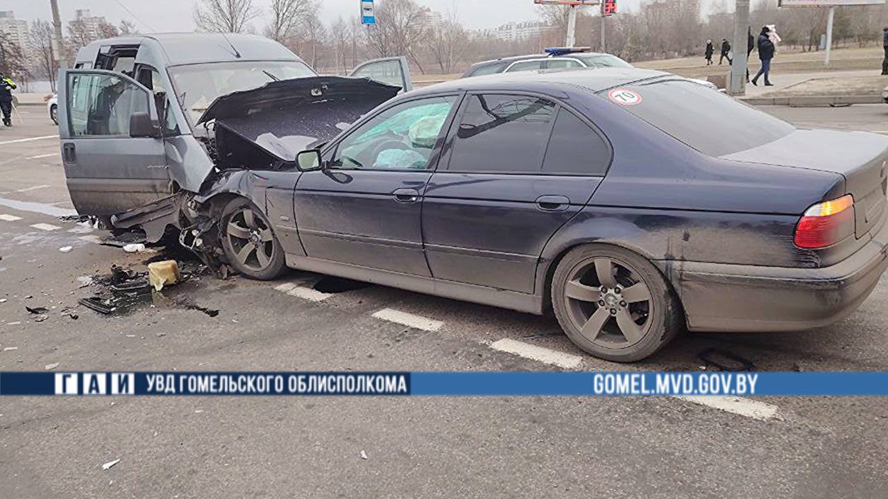 Очень жесткое ДТП с участием BMW произошло в Гомеле — момент столкновения попал на видео