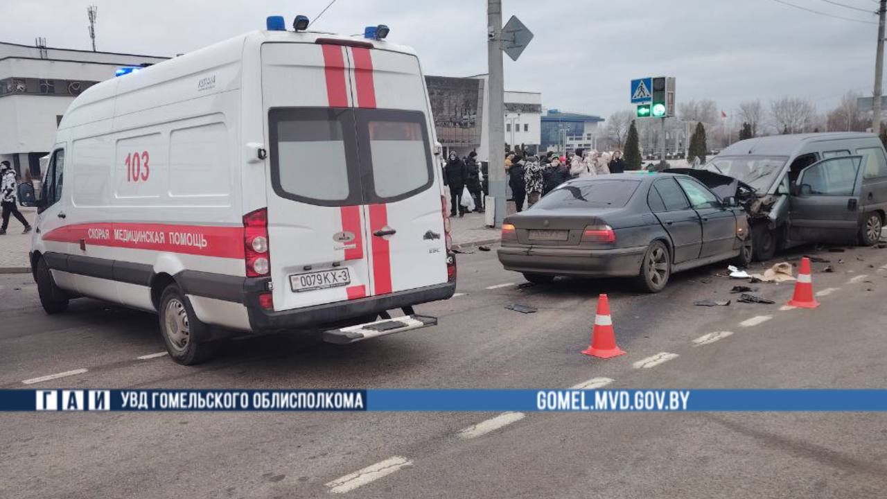 Очень жесткое ДТП с участием BMW произошло в Гомеле — момент столкновения попал на видео