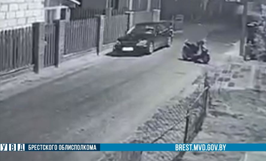 Житель Кобринского района похитил скутер и стал на нем катать девушку