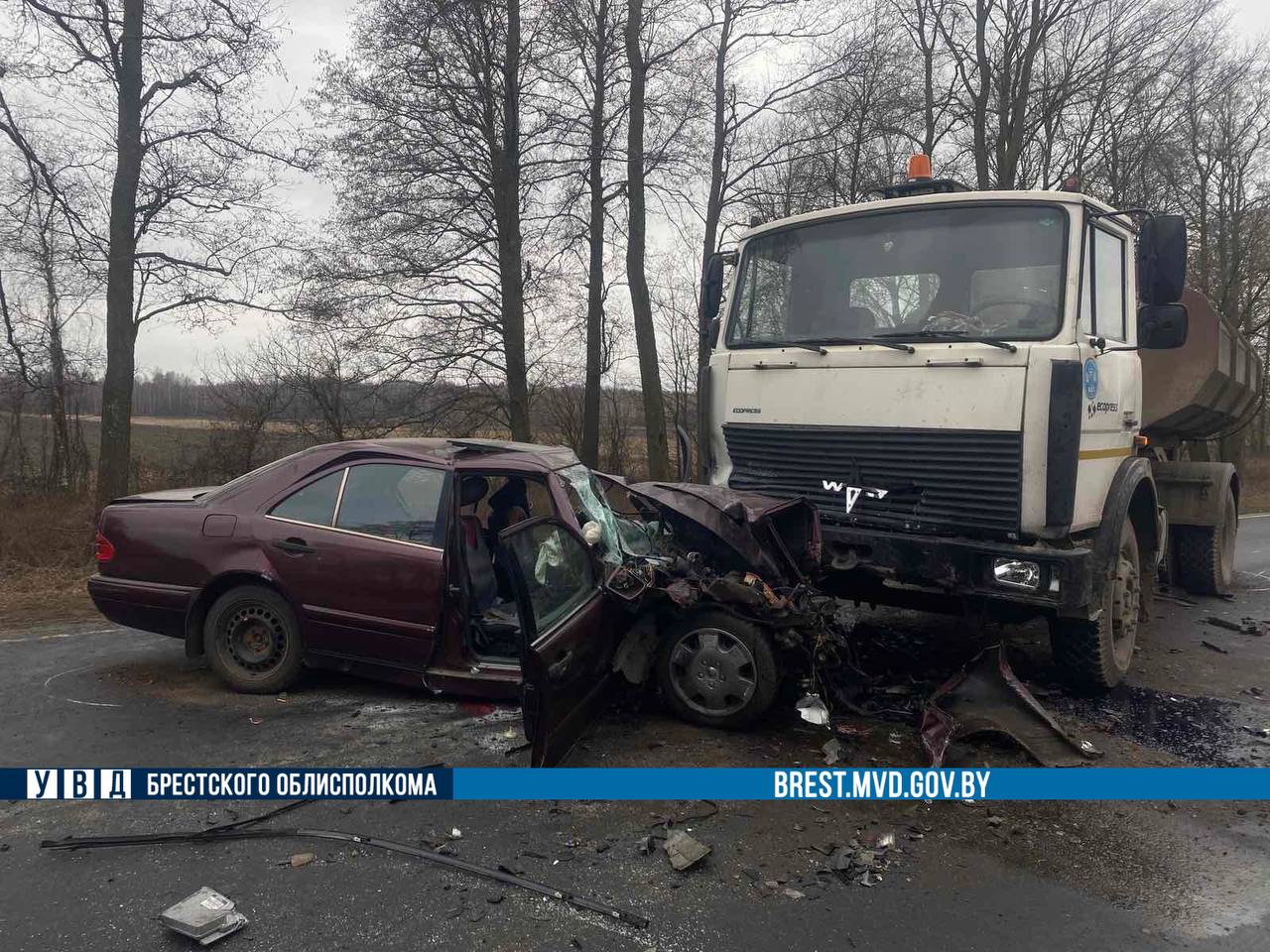 Жесткое столкновение МАЗа и Mercedes под Кобрином — видео