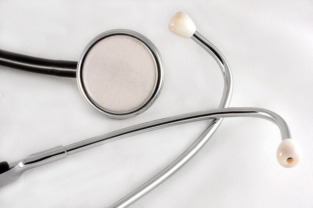 «Больничный не давали, в кабинете пахло перегаром». Минздрав отреагировал на ролик про «трешевый» поход к врачу