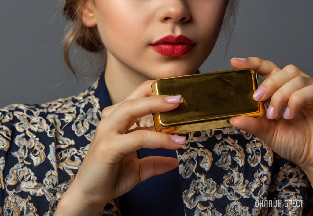 Белоруска хранила в золотых слитках 210 000 рублей. К ней пришли с «проверкой»