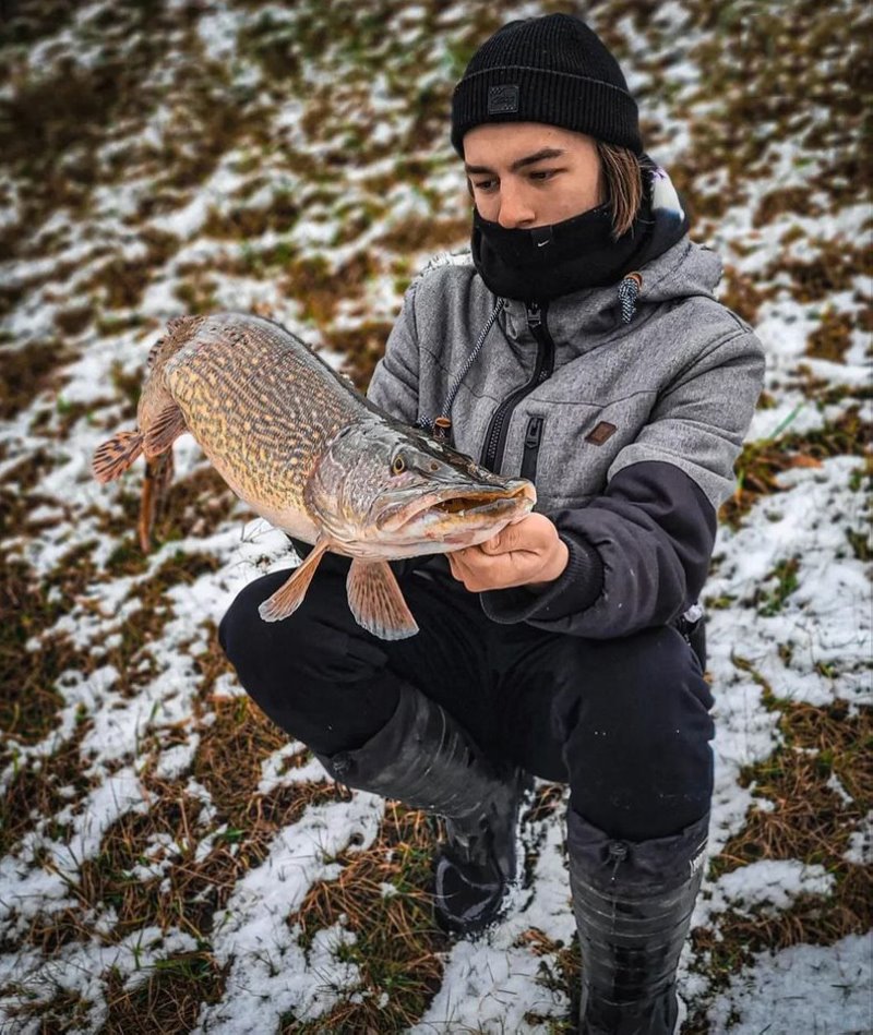 Необычная щука: белорусский рыбак поймал рыбу, похожую на крокодила