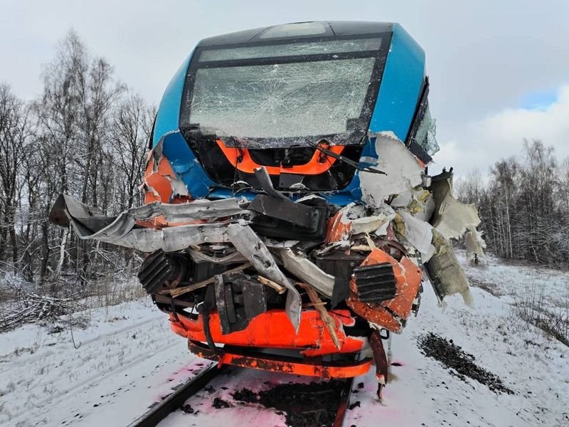 Фура из Беларуси попала под поезд в России