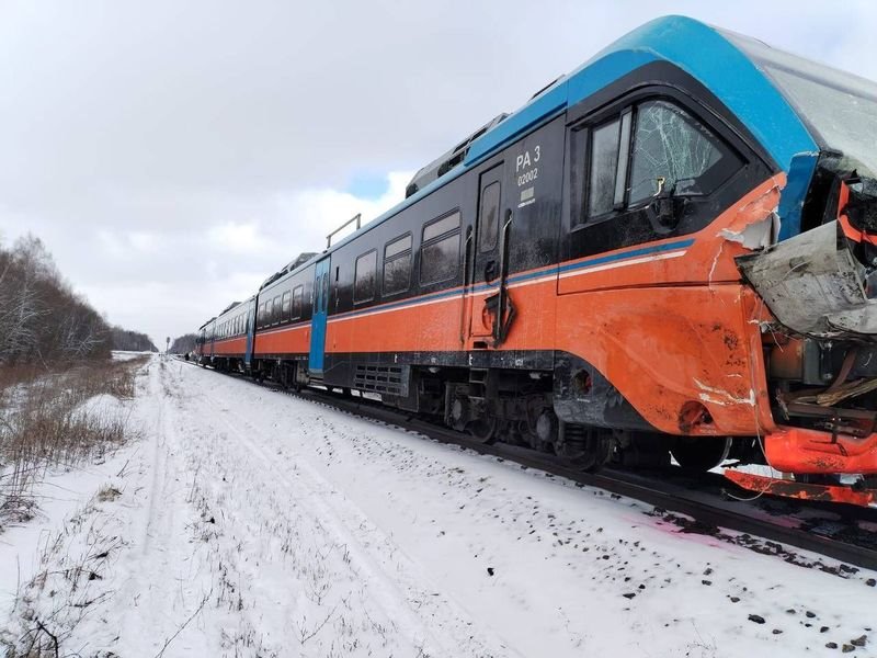 Фура из Беларуси попала под поезд в России