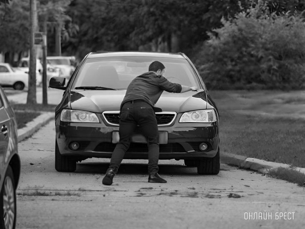 В Кобрине 21-летний парень угнал два автомобиля после вечеринки