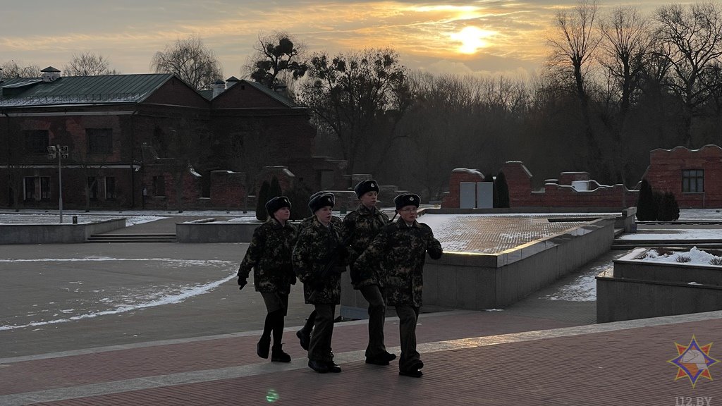 Воспитанники военно-патриотического клуба «Зубр» несли Вахту Памяти у Вечного огня в Брестской крепости