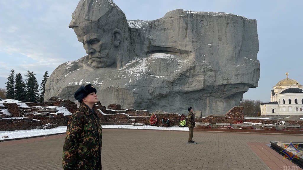 Воспитанники военно-патриотического клуба «Зубр» несли Вахту Памяти у Вечного огня в Брестской крепости