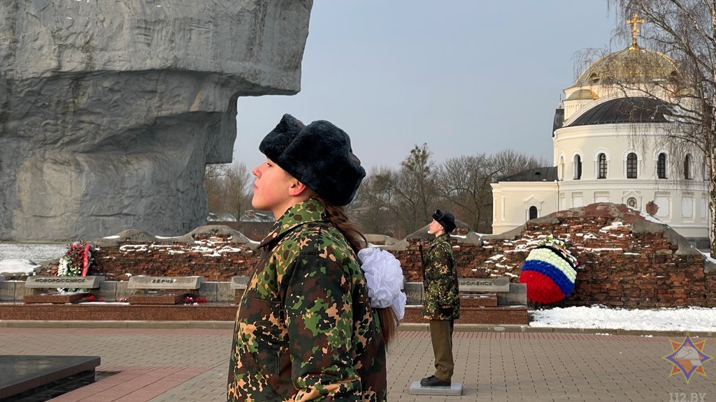 Воспитанники военно-патриотического клуба «Зубр» несли Вахту Памяти у Вечного огня в Брестской крепости