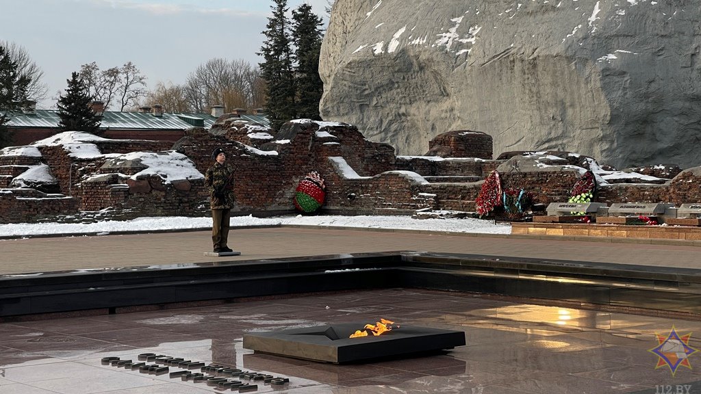 Воспитанники военно-патриотического клуба «Зубр» несли Вахту Памяти у Вечного огня в Брестской крепости