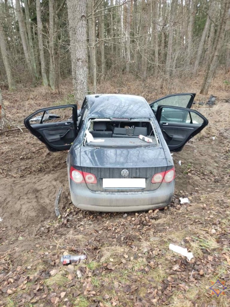 Автомобиль врезался в дерево в Кобринском районе — видео с места происшествия