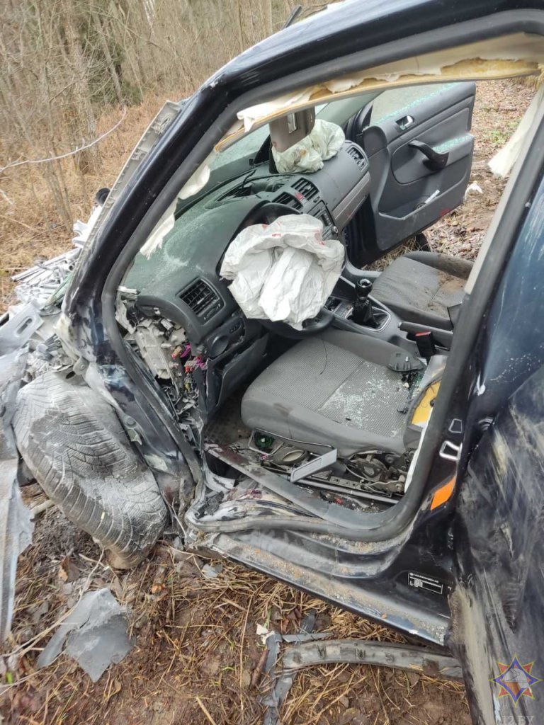 Автомобиль врезался в дерево в Кобринском районе — видео с места происшествия