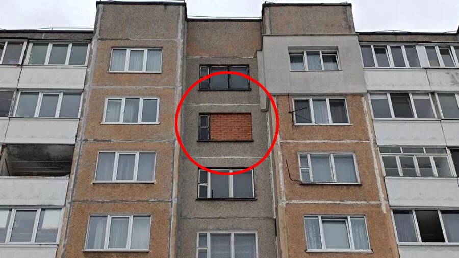 В Беларуси владелец квартиры заложил окно кирпичами