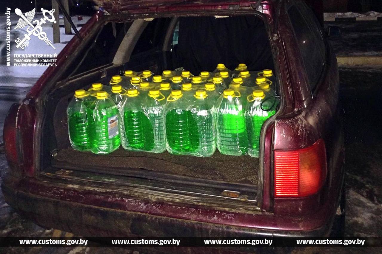 Белорус пытался ввезти из России 340 литров стеклоомывающей жидкости без документов
