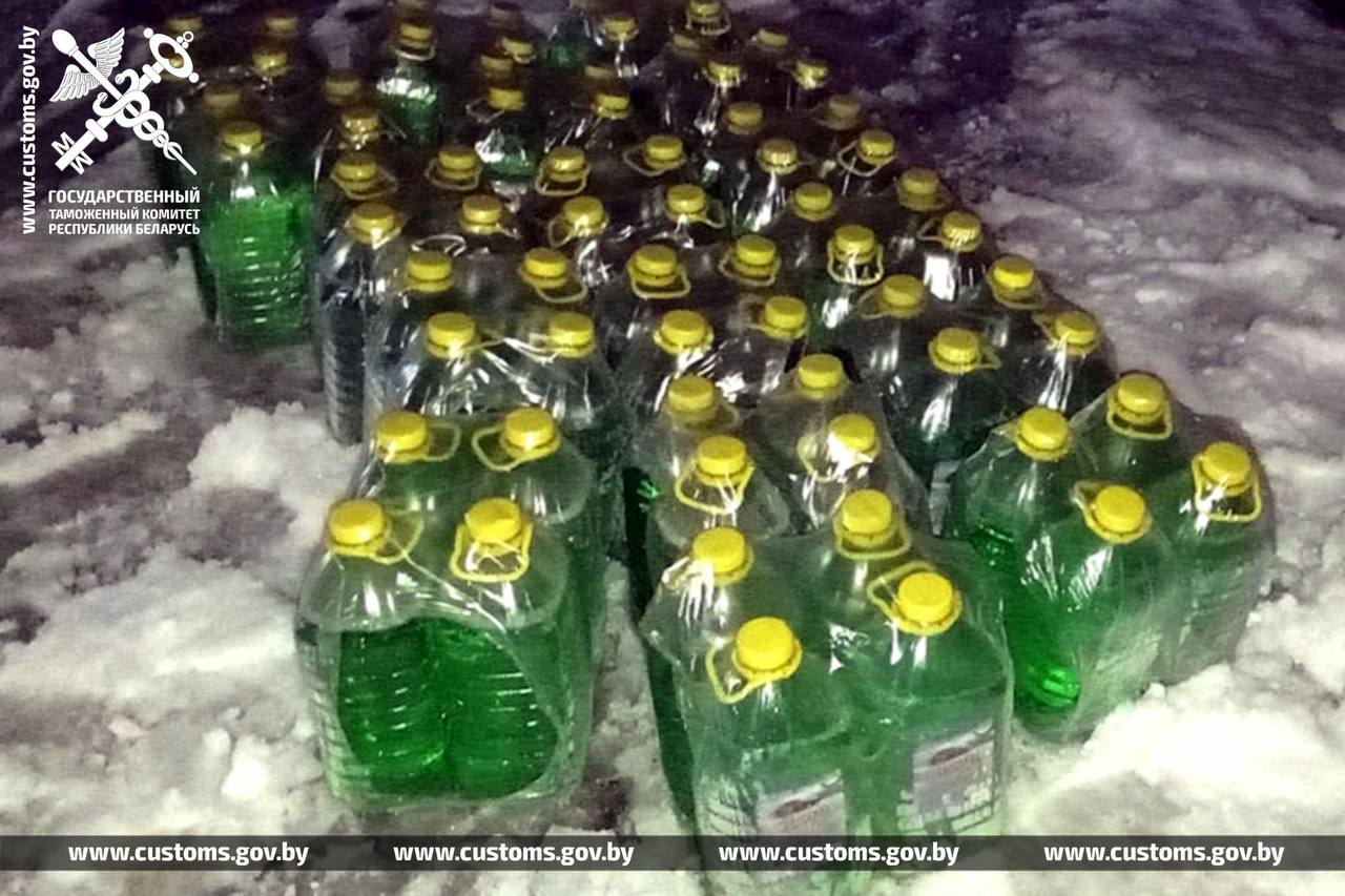 Белорус пытался ввезти из России 340 литров стеклоомывающей жидкости без документов
