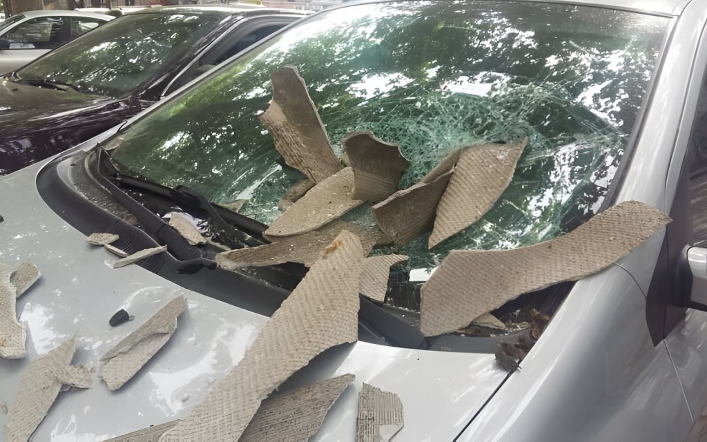 На авто упал шифер с крыши. Удалось ли владельцу машины добиться компенсации от ЖКХ?