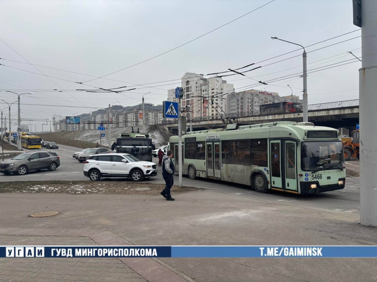 В Минске водитель троллейбуса совершил наезд на двух пешеходов — это попало на видео