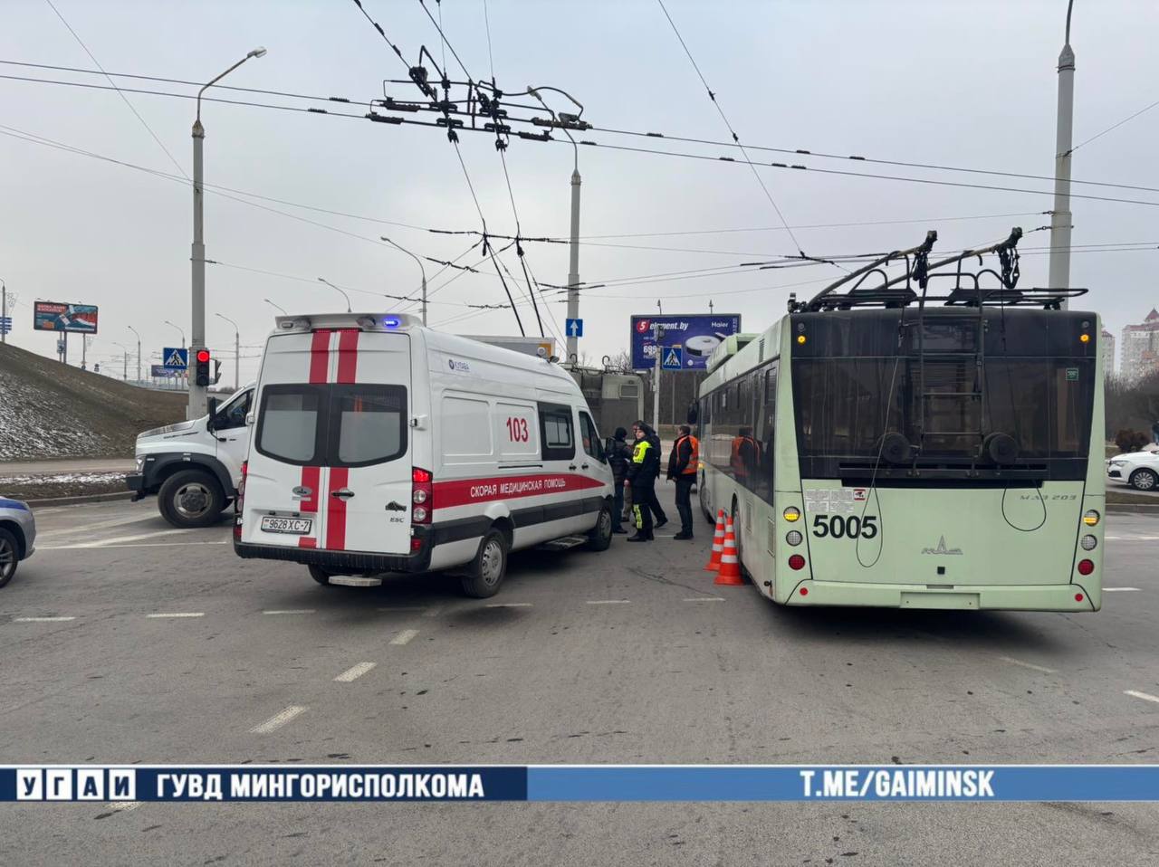 В Минске водитель троллейбуса совершил наезд на двух пешеходов — это попало на видео