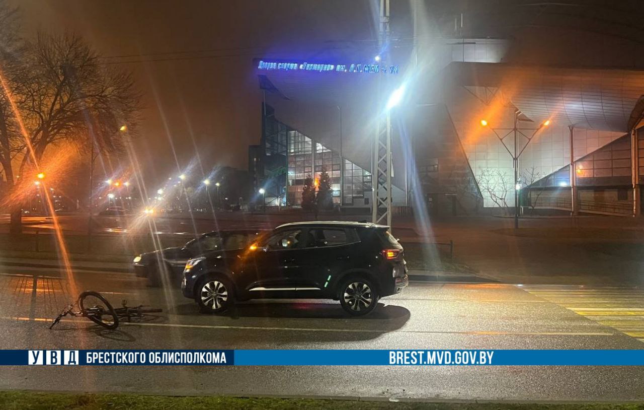 Сегодня утром в Бресте сбили велосипедиста — это попало на видео