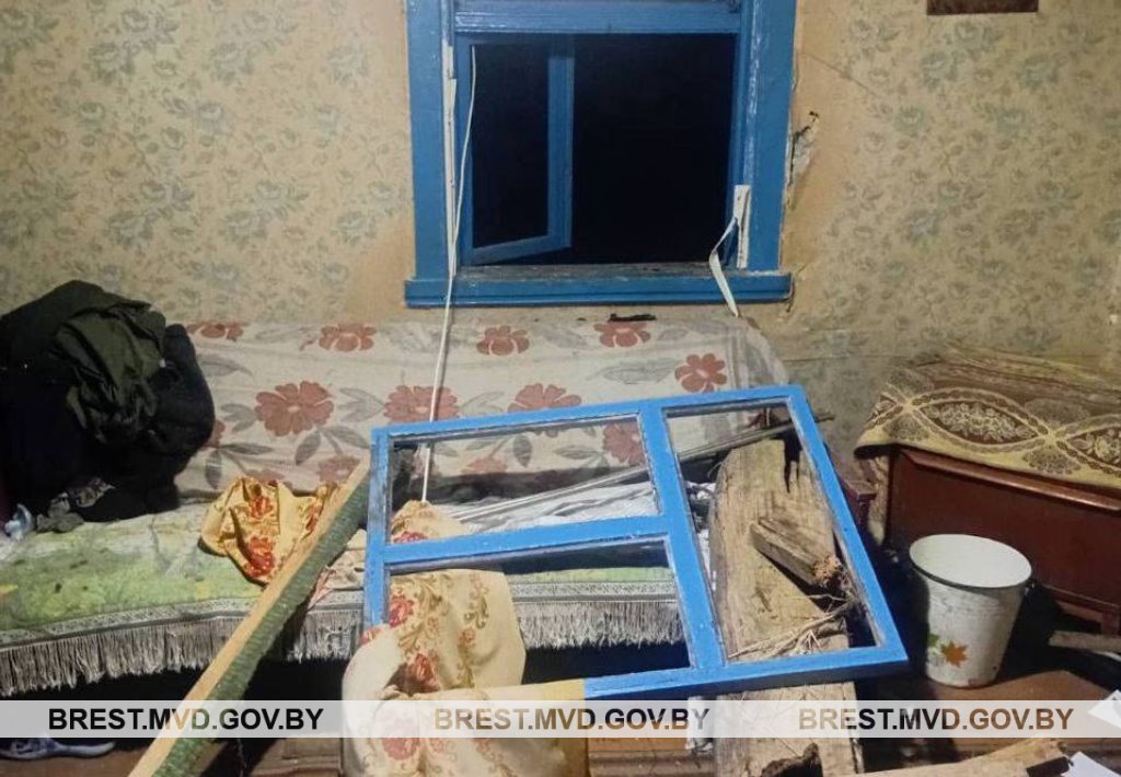 В Ивацевичах мужчина в состоянии опьянения бросил лавку в окно и ударил односельчанина