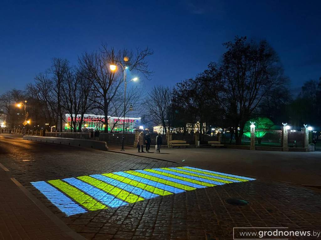 Нужен ли такой в Бресте? В Гродно появился первый светящийся пешеходный переход