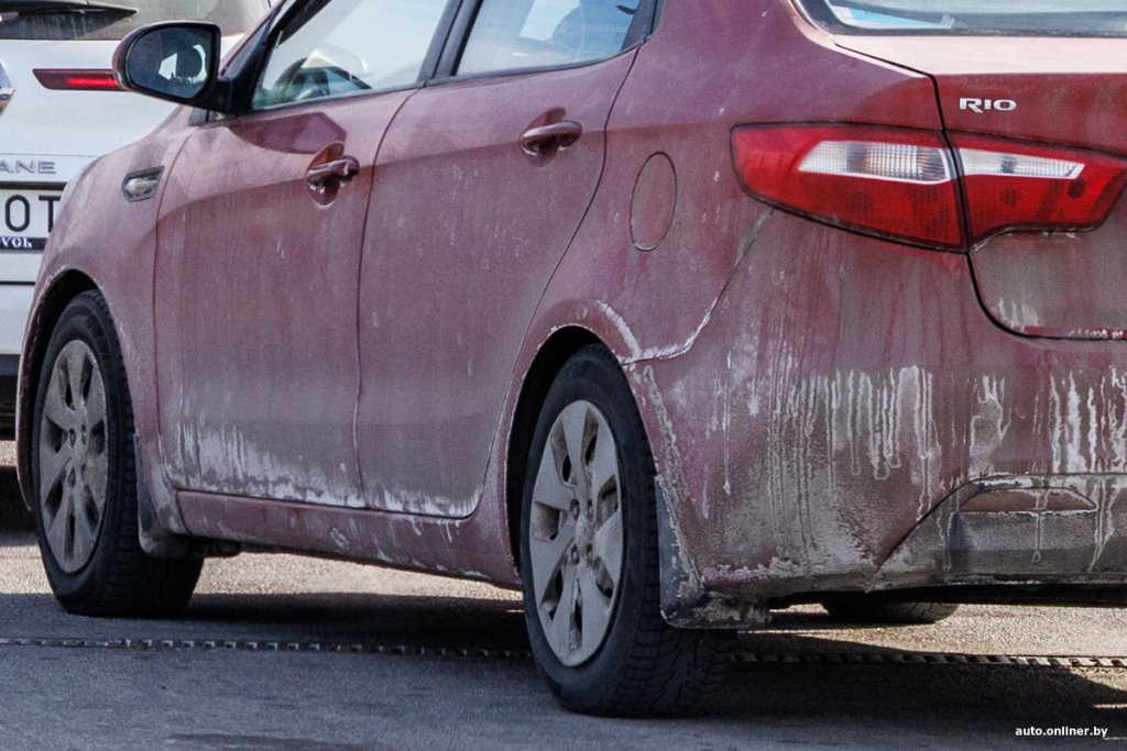 Водители жалуются на белые машины от соли на дорогах — власти пояснили