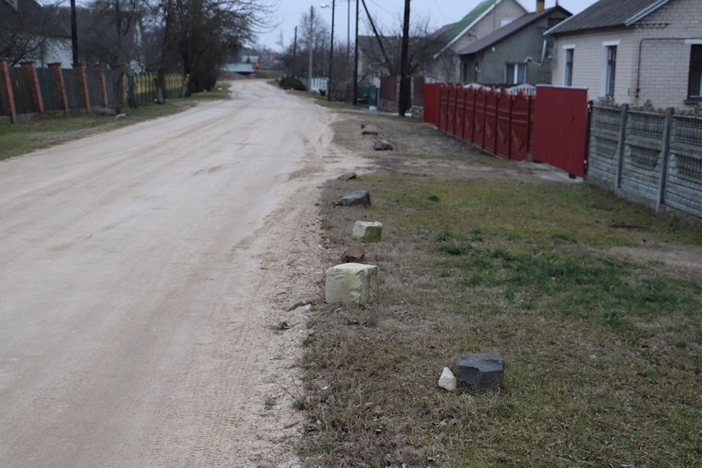 Жители частных домов отгораживаются от проезжей части камнями – это законно?