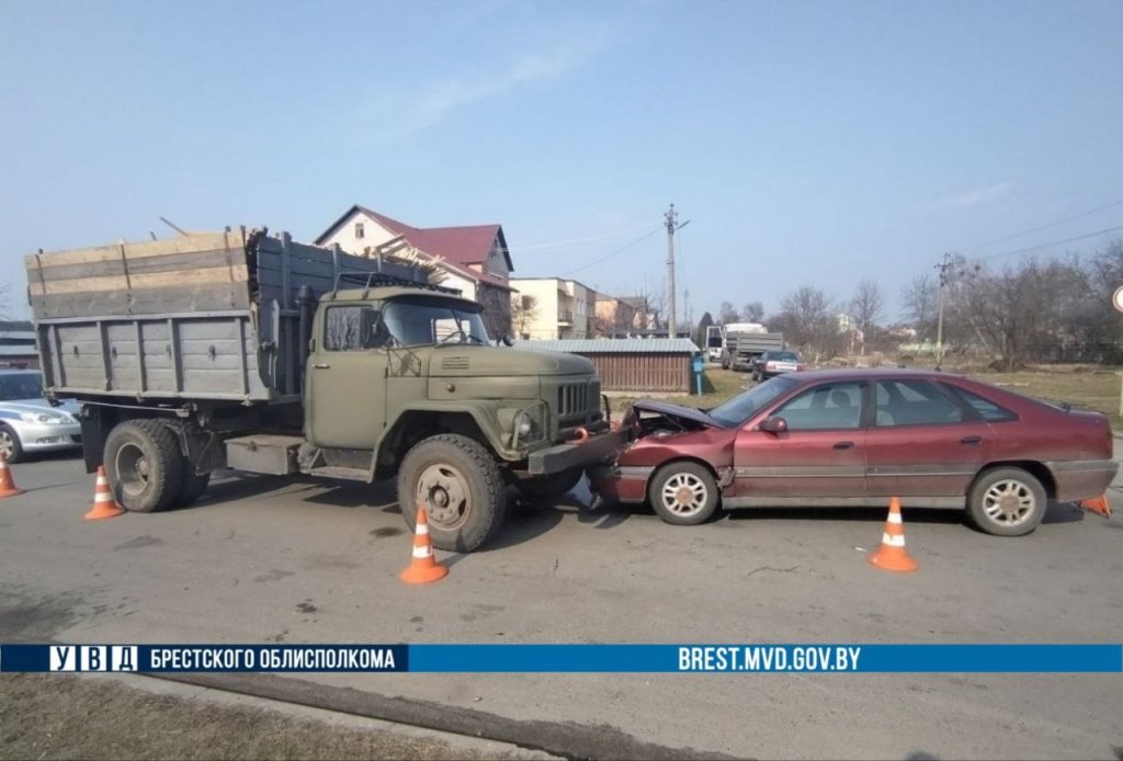 Столкновение грузовика ЗИЛ и Renault в Пинске: обошлось без пострадавших