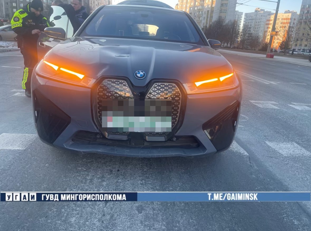 В Минске автомобиль BMW сбил женщину с детской коляской — есть видео