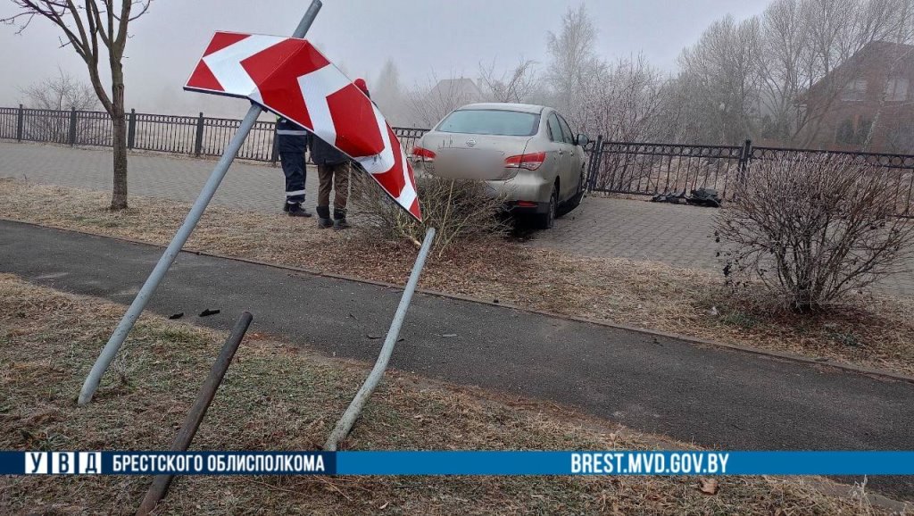 В Бресте водитель снес дорожный знак и врезался в забор