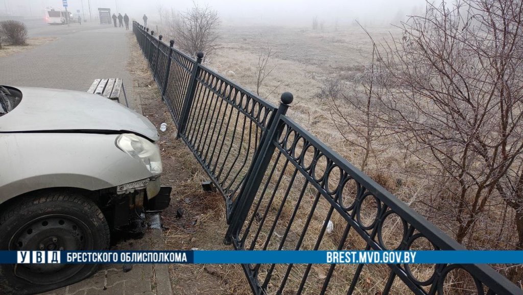 В Бресте водитель снес дорожный знак и врезался в забор