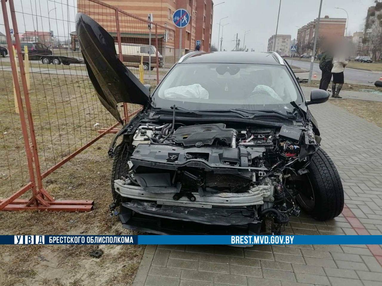 В Столине Mercedes столкнулся с Renault на перекрестке