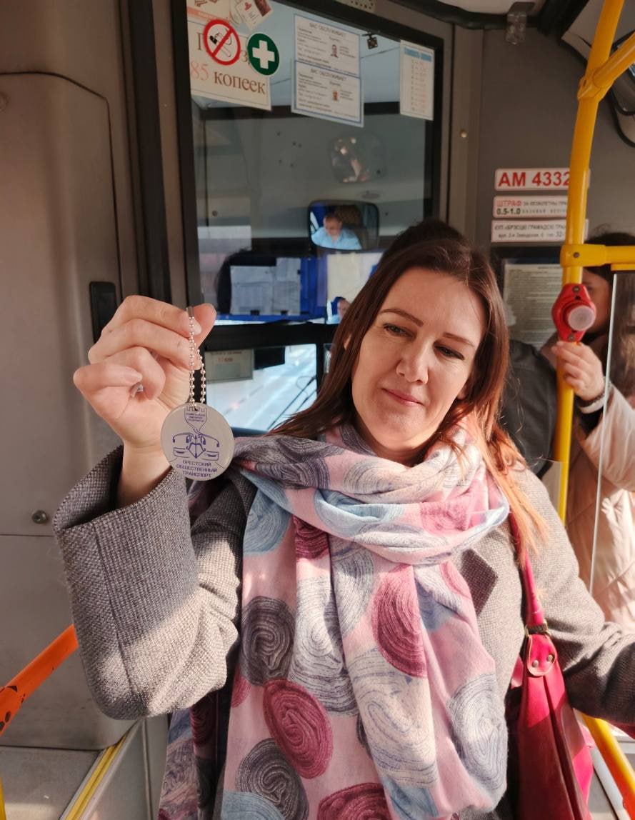 КУП «Брестский общественный транспорт» раздает светоотражатели в рамках акции