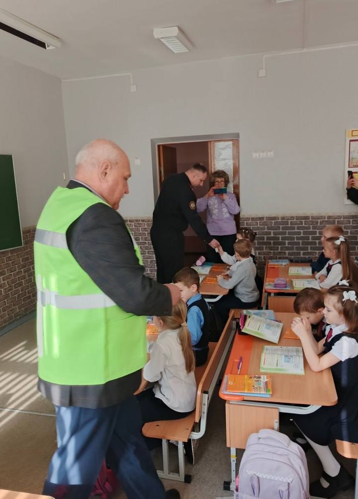 КУП «Брестский общественный транспорт» раздает светоотражатели в рамках акции