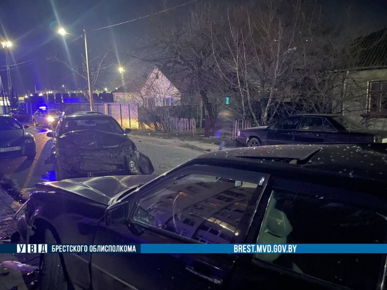 В Бресте пьяный водитель врезался в припаркованные автомобили. Подробности ДТП