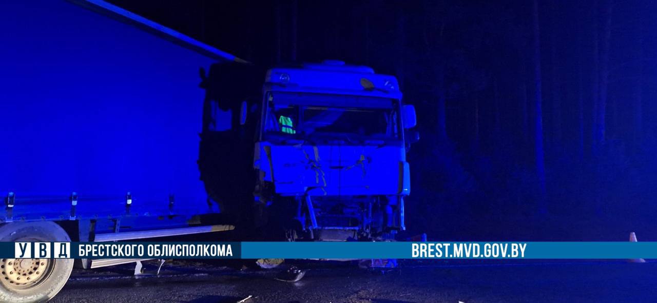 Жесткое ДТП в Пружанском районе: водитель фуры уснул за рулём и врезался в микроавтобус