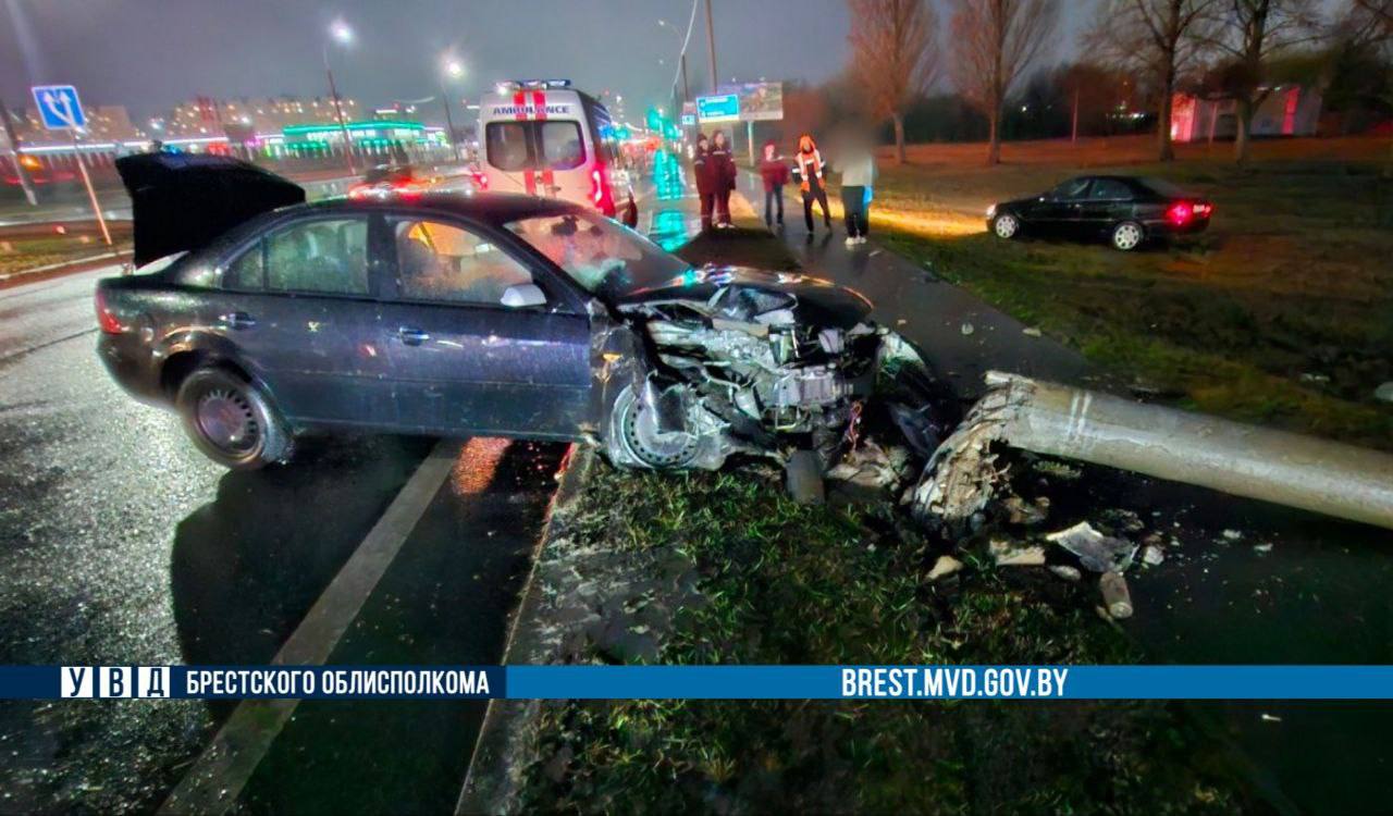 ДТП на Варшавском шоссе в Бресте: грузовик столкнулся с автомобилем Ford