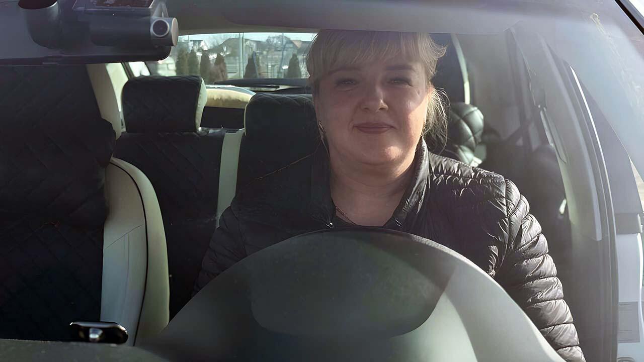 Белоруска стала водителем такси и рассказала, сколько зарабатывает