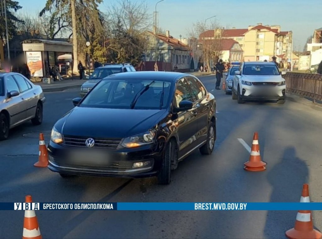 В Пинске автомобиль сбил женщину, которая вышла на дорогу в неположенном месте