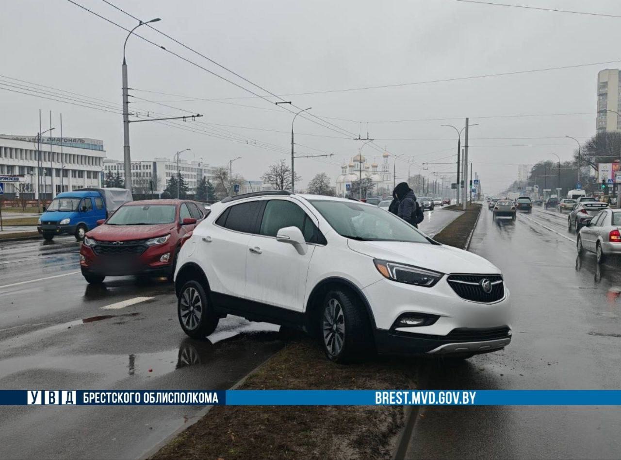 Ошибка при перестроении: в Бресте Buick столкнулся с Chevrolet