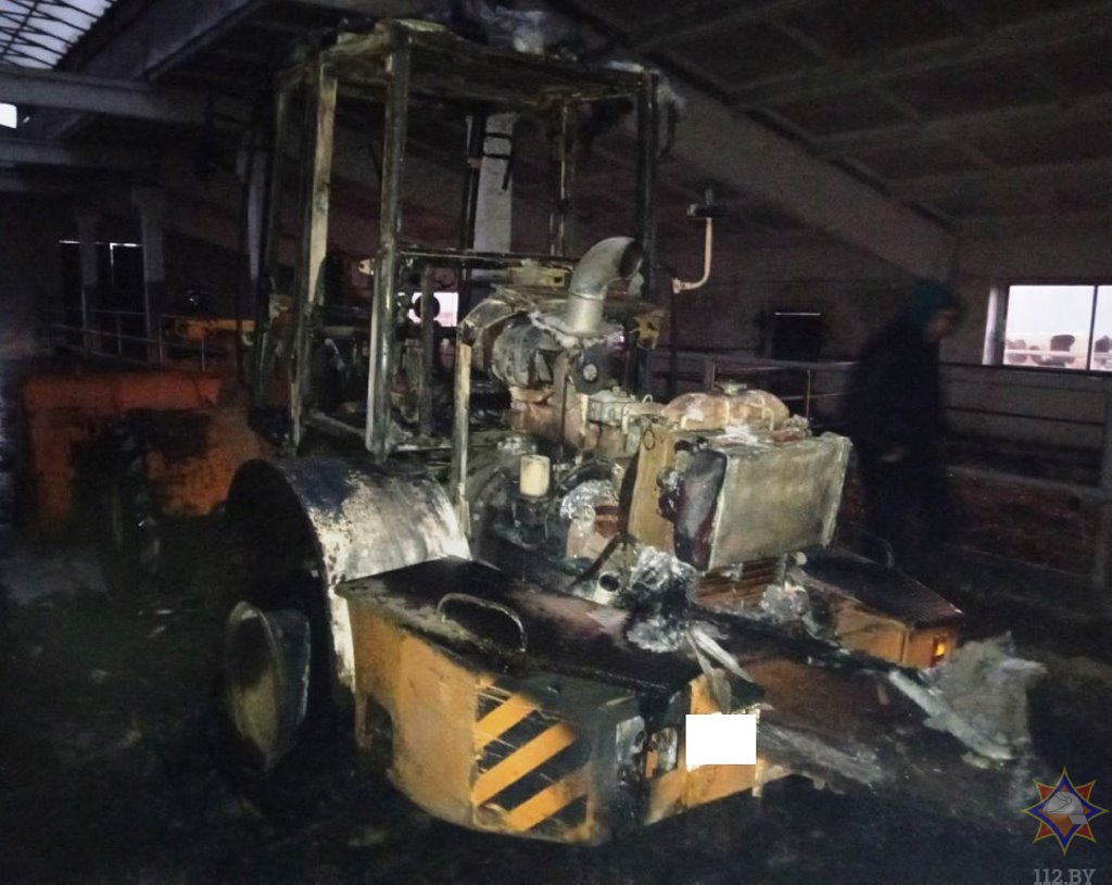 Фронтальный погрузчик загорелся в деревне Хабовичи Кобринского района