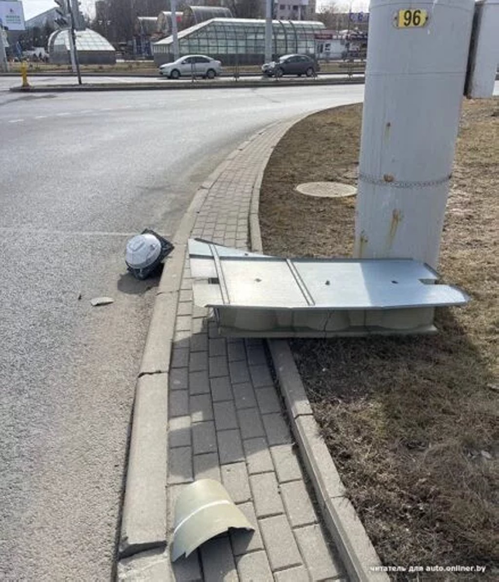 В Беларуси светофор упал на машину. Специалисты рассказали, как возместить ущерб