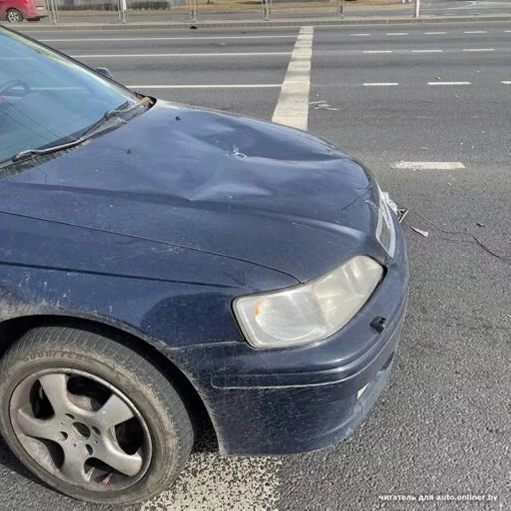 В Беларуси светофор упал на машину. Специалисты рассказали, как возместить ущерб