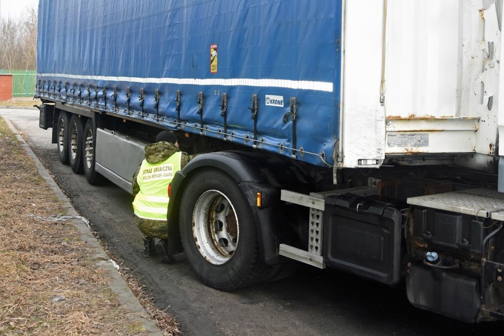 Белоруса на грузовике не выпустили из Польши. В чем была проблема?