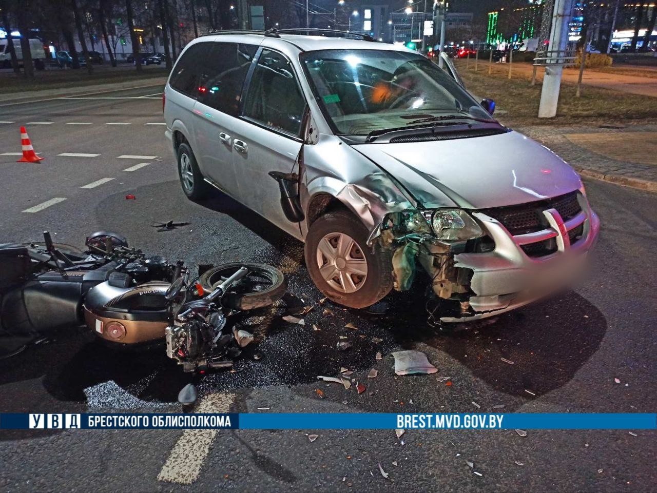 В центре Бреста мотоциклист попал в серьёзное ДТП