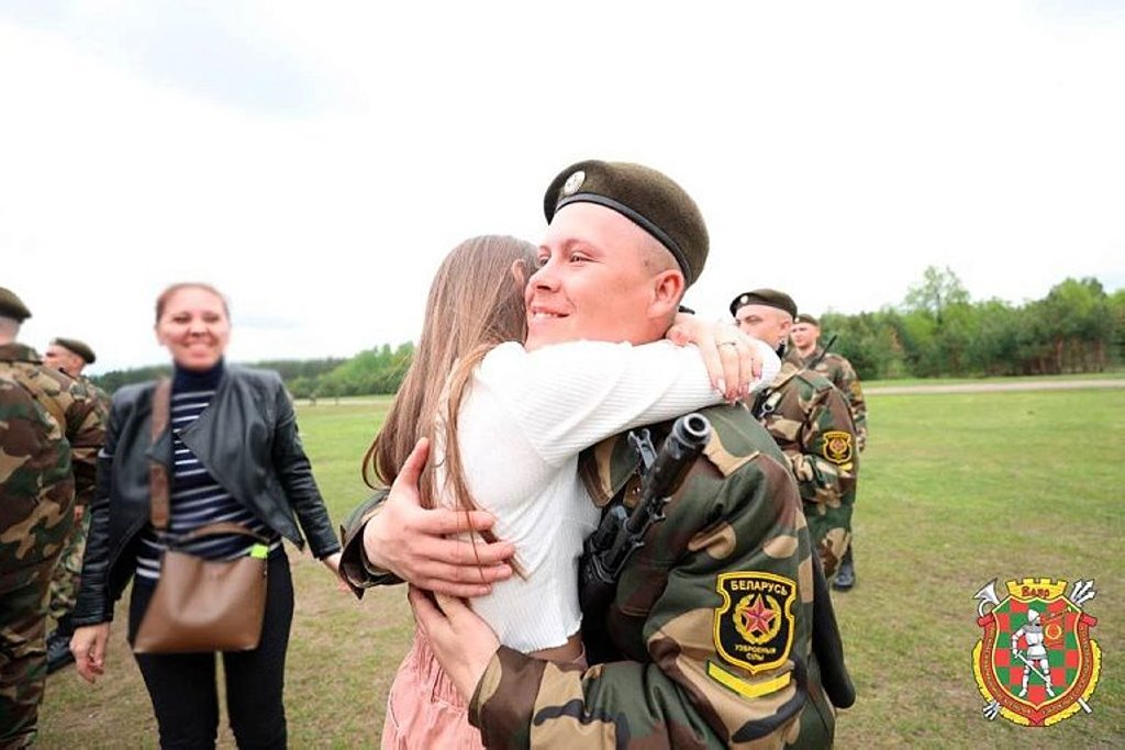 Как белорусские девушки ждут парней из армии